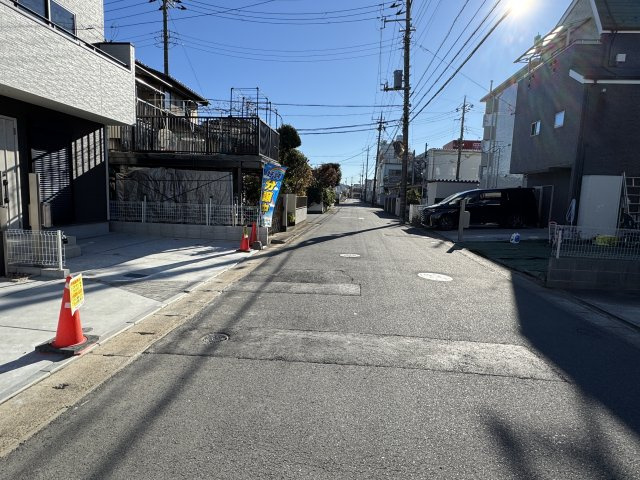 市川市南大野１丁目新築戸建【大野小学校：3分】の前面道路含む現地写真|南西側前面道路・幅員約6ｍ