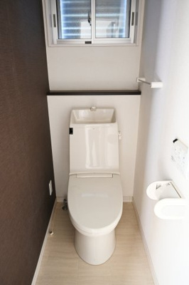 【トイレ】 | 邑楽町新中野　中古戸建 | 暖房便座などがついた高機能シャワートイレです。
温水洗浄便座は今となっては欠かせない機能ですね！