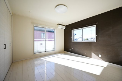 【洋室】 | 邑楽町新中野　中古戸建 | 2階のベッドルームはバルコニーとつながっています。
たっぷり光が入るので気持ちよく目覚められます♪ 