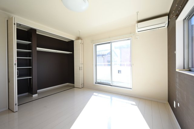 【洋室】 | 邑楽町新中野　中古戸建 | 2階の各居室にはしっかりとした容量のスペースを確保しているので、お部屋は美しい空間を保てますね♪