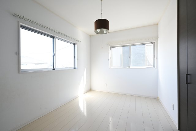 【洋室】 | 邑楽町新中野　中古戸建 | 2面採光の明るい洋室は子供部屋にもピッタリです♪