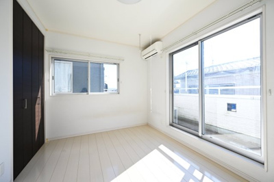 【洋室】 | 邑楽町新中野　中古戸建 | 2階のベッドルームはバルコニーとつながっています。
たっぷり光が入るので気持ちよく目覚められます♪ 