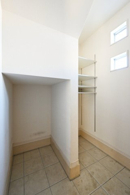 【収納】 | 邑楽町新中野　中古戸建 | 広々とした玄関の土間収納です。ベビーカーやアウトドア用品などが収納できます。