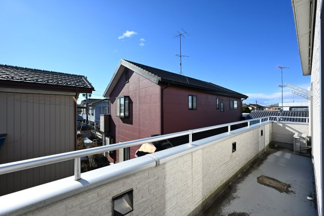 【バルコニー】 | 邑楽町新中野　中古戸建 | 広々としたワイドバルコニーは日当たりがよく洗濯物がよく乾きます♪