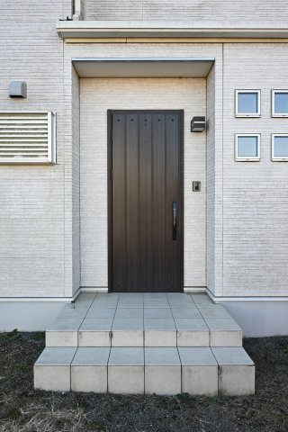 【玄関】 | 邑楽町新中野　中古戸建 | ダブルロックドアで防犯性もバッチリ！