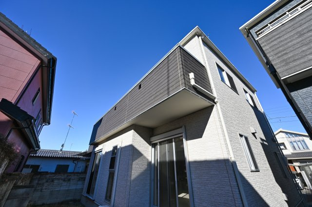 【外観】 | 邑楽町新中野　中古戸建 | 南側の外観です。日当たりがよく青空に映えます。