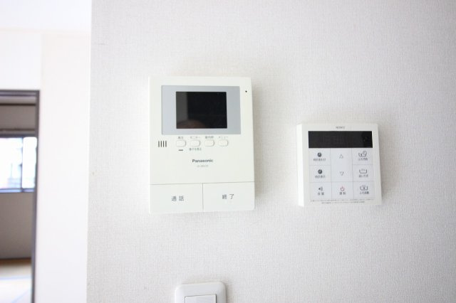 【防犯設備】 | 邑楽町新中野　中古戸建 | TVモニター付きインターフォンとオートバスの操作パネル