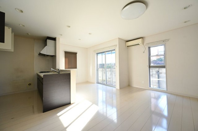 【居間・リビング】 | 邑楽町新中野　中古戸建 | 白を基調とした明るいリビング。
家族の団らんの場です♪