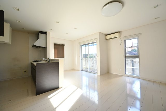 【居間・リビング】 | 邑楽町新中野　中古戸建 | 白を基調とした明るいリビング。
家族の団らんの場です♪