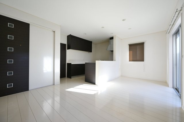 【居間・リビング】 | 邑楽町新中野　中古戸建 | お友達を呼んでホームパーティーもできる広々ダイニングです♪