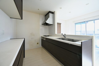 【キッチン】 | 邑楽町新中野　中古戸建 | 人気の対面式キッチン。お食事の準備をしながらでもご家族とのコミュニケーションを楽しめます♪