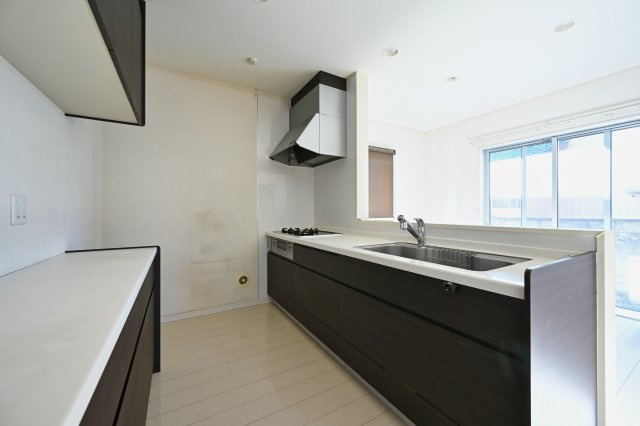 【キッチン】 | 邑楽町新中野　中古戸建 | 人気の対面式キッチン。お食事の準備をしながらでもご家族とのコミュニケーションを楽しめます♪