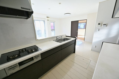 【キッチン】 | 邑楽町新中野　中古戸建 | システムキッチンは女性目線で設計されており、シンクも広く使いやすい設計です♪