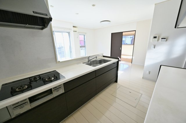 【キッチン】 | 邑楽町新中野　中古戸建 | システムキッチンは女性目線で設計されており、シンクも広く使いやすい設計です♪