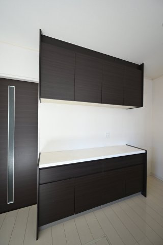 【キッチン】 | 邑楽町新中野　中古戸建 | キッチンには備え付けの食器棚がありたっぷり収納できます！