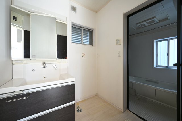 【独立洗面台】 | 邑楽町新中野　中古戸建 | 3面鏡付きの洗面台は後ろが見えるのでヘアセットがバッチリ決まります！