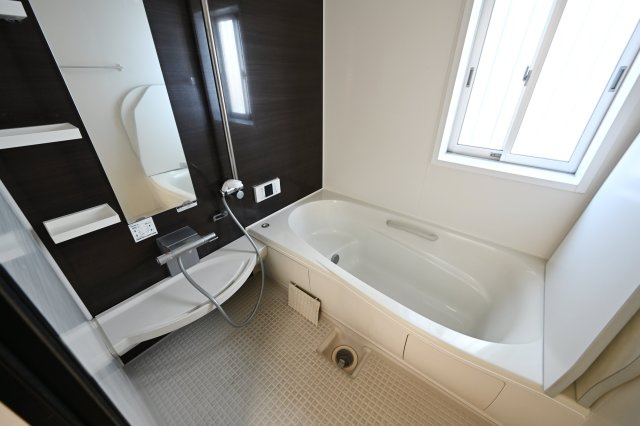 【浴室】 | 邑楽町新中野　中古戸建 | 清潔感あるお風呂はフルオートバスでお湯張りもラクラク♪
お風呂は窓があるので換気もできます。