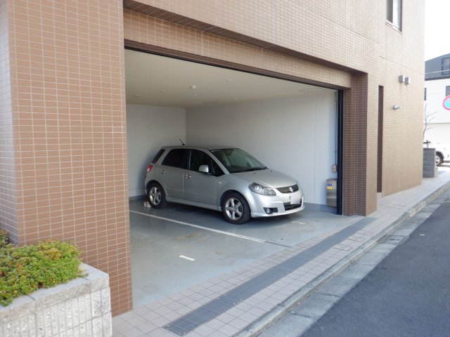 フォースター南千住の駐車場