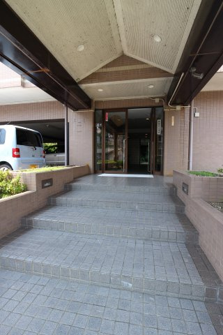 日宝アドニス塩屋のエントランス