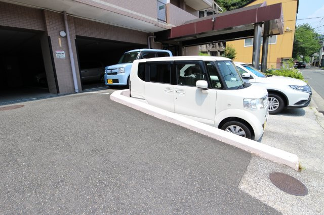 日宝アドニス塩屋の駐車場