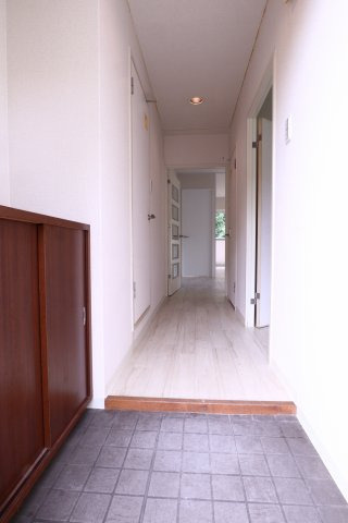 日宝アドニス塩屋の玄関