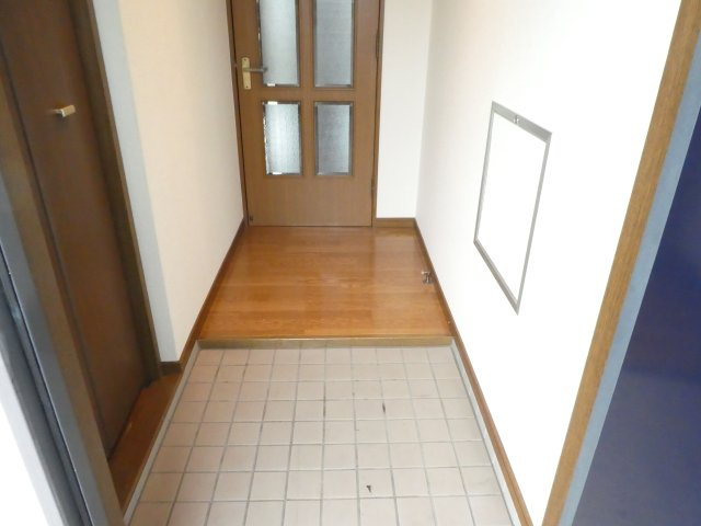 カワモヒルの玄関