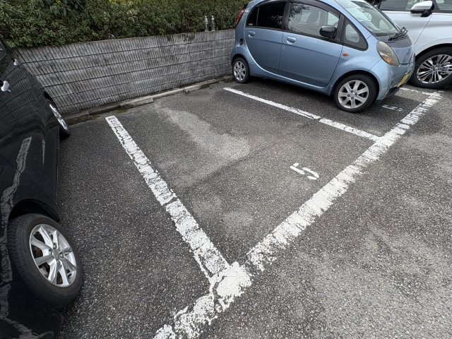 ピッケル末広の駐車場