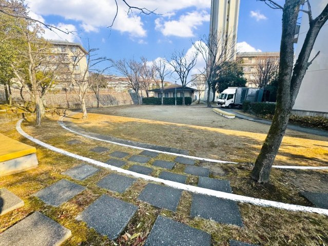 洛西境谷団地7棟|５～８棟の間にはお子様が遊べるスペースあり！敷地から出ずに遊べるので安心♪