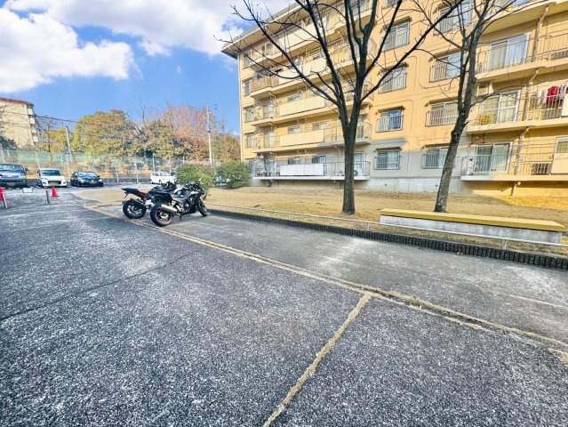 洛西境谷団地7棟|バイク専用スペースあり！
自転車とは別なのでゴチャゴチャせずスッキリ♪