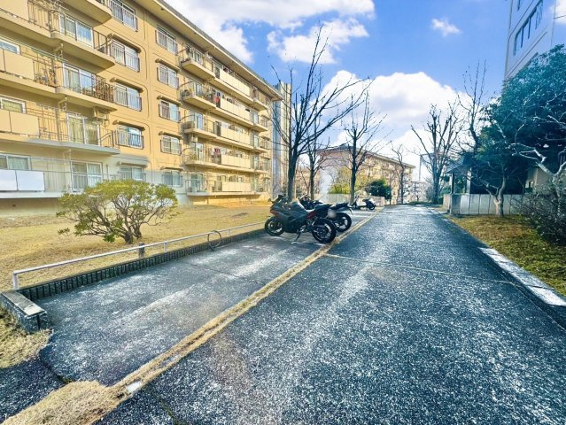 洛西境谷団地7棟|バイク専用スペースあり！
自転車とは別なのでゴチャゴチャせずスッキリ♪