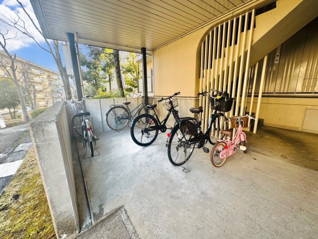 洛西境谷団地7棟|駐輪スペース！
屋根があるのでレインコートを着る際に濡れることがありません♪