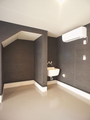 【その他】 | ルジュエB | ガレージ内には水道と収納スペースがあります。