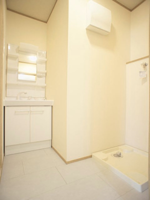 【独立洗面台】 | ルジュエB | 洗髪洗面化粧台と洗濯機置き場があります♪