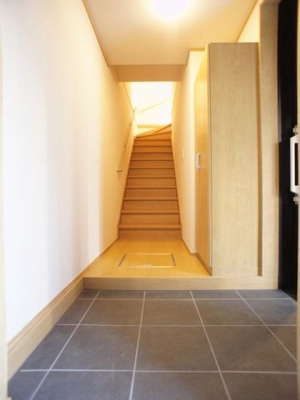 【玄関】 | ルジュエB | 1階玄関！たくさん収納できるシューズボックスが付いています♪