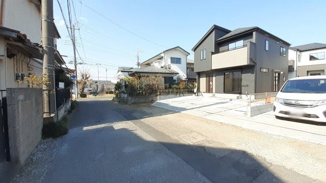 入間市扇台4丁目・全2棟　新築一戸建　1号棟　～収納豊富～の前面道路含む現地写真