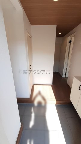 入間市扇台4丁目・全2棟　新築一戸建　1号棟　～収納豊富～の玄関