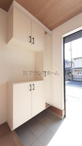 入間市扇台4丁目・全2棟　新築一戸建　1号棟　～収納豊富～の玄関