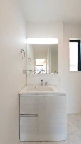 入間市扇台4丁目・全2棟　新築一戸建　1号棟　～収納豊富～の独立洗面台|三面鏡付き洗面化粧台