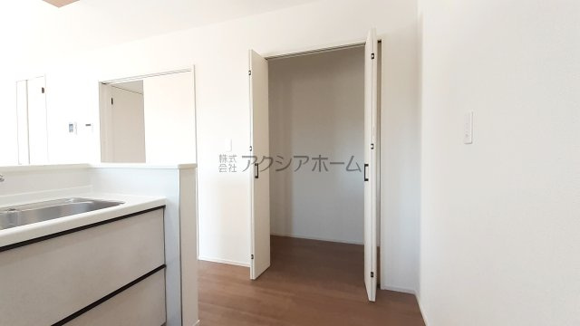 入間市扇台4丁目・全2棟　新築一戸建　1号棟　～収納豊富～の収納|キッチン横には使い勝手の良いパントリー付き
