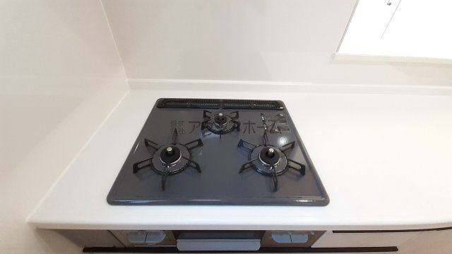 入間市扇台4丁目・全2棟　新築一戸建　1号棟　～収納豊富～のキッチン|ガスコンロ3口でお料理も捗りますね♪