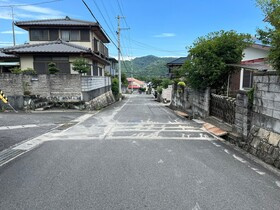 中古戸建の前面道路含む現地写真