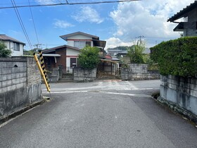 中古戸建の前面道路含む現地写真