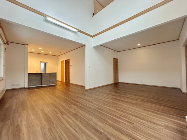 宮の森4条5丁目の居間・リビング|吹き抜けになっており、暖かい光が溢れ開放感のあるリビング！