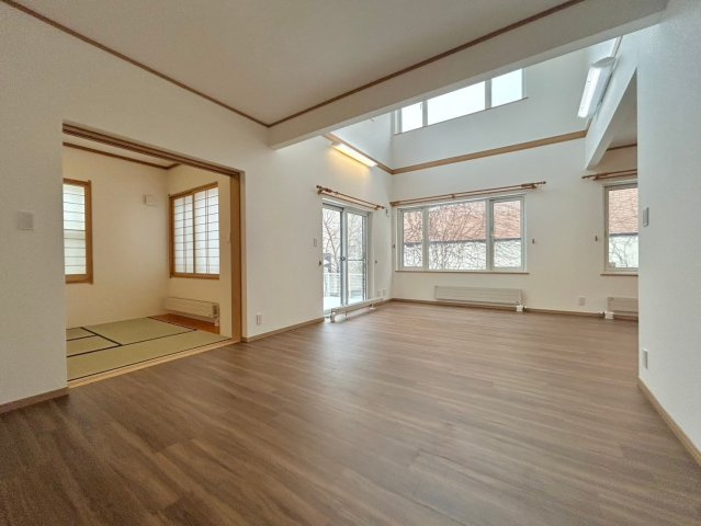 宮の森4条5丁目の居間・リビング|リビング別角度！キッチンはIH、給湯・暖房は灯油です！