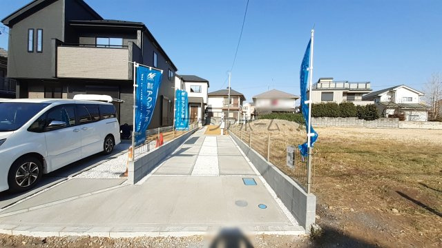 入間市扇台4丁目・全2棟　新築一戸建　2号棟　～収納豊富～の駐車場|駐車縦列2台可