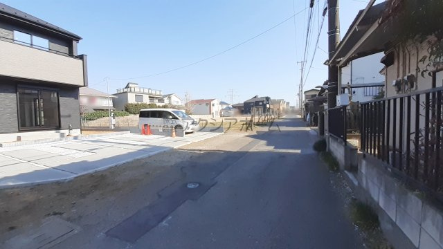 入間市扇台4丁目・全2棟　新築一戸建　2号棟　～収納豊富～の前面道路含む現地写真