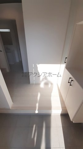 入間市扇台4丁目・全2棟　新築一戸建　2号棟　～収納豊富～の玄関