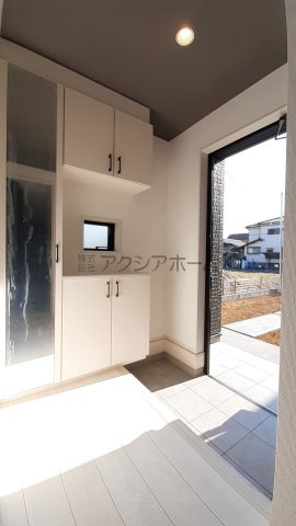 入間市扇台4丁目・全2棟　新築一戸建　2号棟　～収納豊富～の玄関