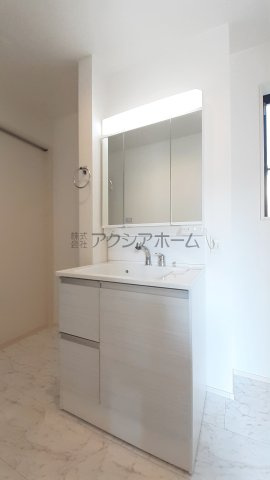 入間市扇台4丁目・全2棟　新築一戸建　2号棟　～収納豊富～の独立洗面台|三面鏡付き洗面化粧台