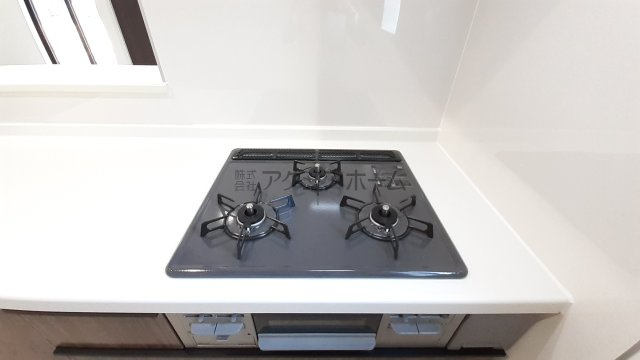 入間市扇台4丁目・全2棟　新築一戸建　2号棟　～収納豊富～のキッチン|ガスコンロ3口でお料理も捗りますね♪